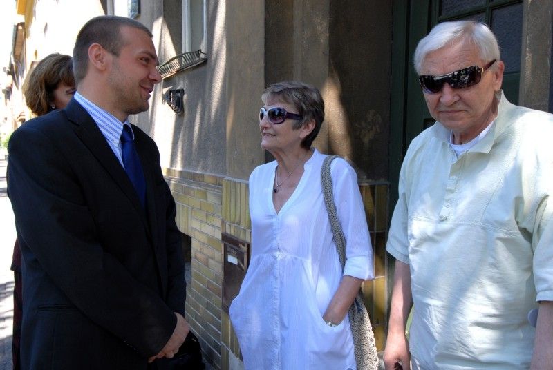 Slavnostní fanfáry v provedení Kapely 35. pěšího pluku zahájily (16.7.2011) vzpomínkový akt ke 100. nedožitým narozeninám generála Antonína Lišky, hrdiny druhé světové války, účastníka letecké bitvy o Británii, ale také pedagoga, spisovatele a čestného občana Plzně.

Vzpomínkový akt se uskutečnil před domem v Mánesově ul. 49, kde generál Liška se svojí rodinou žil.

„Všichni jsme lidé, žijeme své životy, prožíváme své osudy. Narodíme se a nevíme, co všechno nás čeká, co nás potká. Nic není předem dané, záleží jen na nás, jak si se svým životem poradíme, jak si poradíme se všemi životními nástrahami a výzvami. Někdo obstojí, někdo ne. Mohou nastat chvíle, kdy se před nás postaví skutečně velká a hluboká výzva, taková, jaká se postavila před generála Antonína Lišku v době II. světové války. Oproti mnoha jiným lidem Antonín Liška věděl, co má dělat, věděl, kde je jeho místo. Věděl to celý život a obstál,“ řekl primátor Martin Baxa při vzpomínce na život Antonína Lišky.

Položením květin pod pamětní desku u