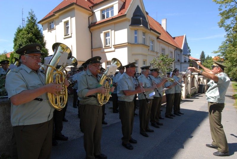 Slavnostní fanfáry v provedení Kapely 35. pěšího pluku zahájily (16.7.2011) vzpomínkový akt ke 100. nedožitým narozeninám generála Antonína Lišky, hrdiny druhé světové války, účastníka letecké bitvy o Británii, ale také pedagoga, spisovatele a čestného občana Plzně.

Vzpomínkový akt se uskutečnil před domem v Mánesově ul. 49, kde generál Liška se svojí rodinou žil.

„Všichni jsme lidé, žijeme své životy, prožíváme své osudy. Narodíme se a nevíme, co všechno nás čeká, co nás potká. Nic není předem dané, záleží jen na nás, jak si se svým životem poradíme, jak si poradíme se všemi životními nástrahami a výzvami. Někdo obstojí, někdo ne. Mohou nastat chvíle, kdy se před nás postaví skutečně velká a hluboká výzva, taková, jaká se postavila před generála Antonína Lišku v době II. světové války. Oproti mnoha jiným lidem Antonín Liška věděl, co má dělat, věděl, kde je jeho místo. Věděl to celý život a obstál,“ řekl primátor Martin Baxa při vzpomínce na život Antonína Lišky.

Položením květin pod pamětní desku u