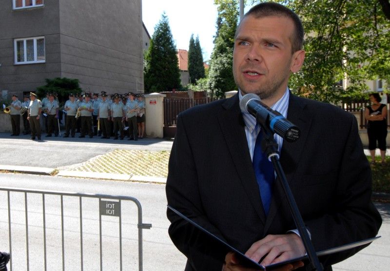 Slavnostní fanfáry v provedení Kapely 35. pěšího pluku zahájily (16.7.2011) vzpomínkový akt ke 100. nedožitým narozeninám generála Antonína Lišky, hrdiny druhé světové války, účastníka letecké bitvy o Británii, ale také pedagoga, spisovatele a čestného občana Plzně.

Vzpomínkový akt se uskutečnil před domem v Mánesově ul. 49, kde generál Liška se svojí rodinou žil.

„Všichni jsme lidé, žijeme své životy, prožíváme své osudy. Narodíme se a nevíme, co všechno nás čeká, co nás potká. Nic není předem dané, záleží jen na nás, jak si se svým životem poradíme, jak si poradíme se všemi životními nástrahami a výzvami. Někdo obstojí, někdo ne. Mohou nastat chvíle, kdy se před nás postaví skutečně velká a hluboká výzva, taková, jaká se postavila před generála Antonína Lišku v době II. světové války. Oproti mnoha jiným lidem Antonín Liška věděl, co má dělat, věděl, kde je jeho místo. Věděl to celý život a obstál,“ řekl primátor Martin Baxa při vzpomínce na život Antonína Lišky.

Položením květin pod pamětní desku u