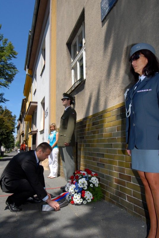 Slavnostní fanfáry v provedení Kapely 35. pěšího pluku zahájily (16.7.2011) vzpomínkový akt ke 100. nedožitým narozeninám generála Antonína Lišky, hrdiny druhé světové války, účastníka letecké bitvy o Británii, ale také pedagoga, spisovatele a čestného občana Plzně.

Vzpomínkový akt se uskutečnil před domem v Mánesově ul. 49, kde generál Liška se svojí rodinou žil.

„Všichni jsme lidé, žijeme své životy, prožíváme své osudy. Narodíme se a nevíme, co všechno nás čeká, co nás potká. Nic není předem dané, záleží jen na nás, jak si se svým životem poradíme, jak si poradíme se všemi životními nástrahami a výzvami. Někdo obstojí, někdo ne. Mohou nastat chvíle, kdy se před nás postaví skutečně velká a hluboká výzva, taková, jaká se postavila před generála Antonína Lišku v době II. světové války. Oproti mnoha jiným lidem Antonín Liška věděl, co má dělat, věděl, kde je jeho místo. Věděl to celý život a obstál,“ řekl primátor Martin Baxa při vzpomínce na život Antonína Lišky.

Položením květin pod pamětní desku u