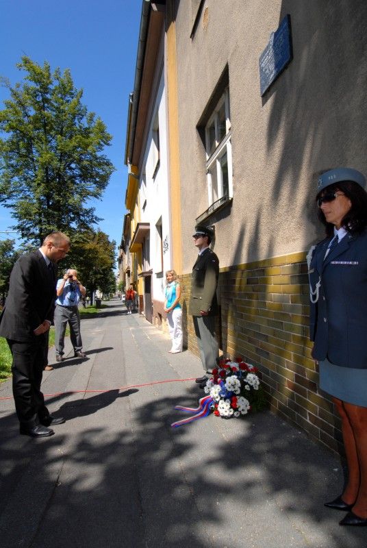 Slavnostní fanfáry v provedení Kapely 35. pěšího pluku zahájily (16.7.2011) vzpomínkový akt ke 100. nedožitým narozeninám generála Antonína Lišky, hrdiny druhé světové války, účastníka letecké bitvy o Británii, ale také pedagoga, spisovatele a čestného občana Plzně.

Vzpomínkový akt se uskutečnil před domem v Mánesově ul. 49, kde generál Liška se svojí rodinou žil.

„Všichni jsme lidé, žijeme své životy, prožíváme své osudy. Narodíme se a nevíme, co všechno nás čeká, co nás potká. Nic není předem dané, záleží jen na nás, jak si se svým životem poradíme, jak si poradíme se všemi životními nástrahami a výzvami. Někdo obstojí, někdo ne. Mohou nastat chvíle, kdy se před nás postaví skutečně velká a hluboká výzva, taková, jaká se postavila před generála Antonína Lišku v době II. světové války. Oproti mnoha jiným lidem Antonín Liška věděl, co má dělat, věděl, kde je jeho místo. Věděl to celý život a obstál,“ řekl primátor Martin Baxa při vzpomínce na život Antonína Lišky.

Položením květin pod pamětní desku u