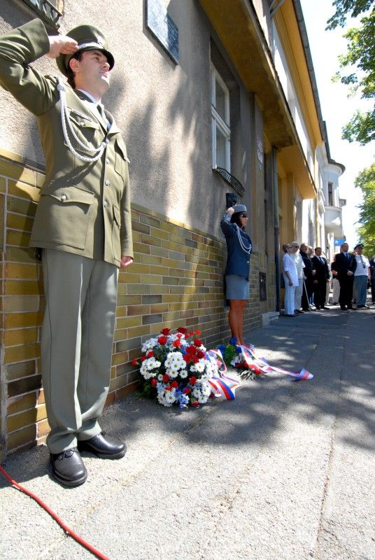 Slavnostní fanfáry v provedení Kapely 35. pěšího pluku zahájily (16.7.2011) vzpomínkový akt ke 100. nedožitým narozeninám generála Antonína Lišky, hrdiny druhé světové války, účastníka letecké bitvy o Británii, ale také pedagoga, spisovatele a čestného občana Plzně.

Vzpomínkový akt se uskutečnil před domem v Mánesově ul. 49, kde generál Liška se svojí rodinou žil.

„Všichni jsme lidé, žijeme své životy, prožíváme své osudy. Narodíme se a nevíme, co všechno nás čeká, co nás potká. Nic není předem dané, záleží jen na nás, jak si se svým životem poradíme, jak si poradíme se všemi životními nástrahami a výzvami. Někdo obstojí, někdo ne. Mohou nastat chvíle, kdy se před nás postaví skutečně velká a hluboká výzva, taková, jaká se postavila před generála Antonína Lišku v době II. světové války. Oproti mnoha jiným lidem Antonín Liška věděl, co má dělat, věděl, kde je jeho místo. Věděl to celý život a obstál,“ řekl primátor Martin Baxa při vzpomínce na život Antonína Lišky.

Položením květin pod pamětní desku u