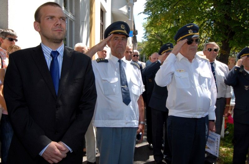 Slavnostní fanfáry v provedení Kapely 35. pěšího pluku zahájily (16.7.2011) vzpomínkový akt ke 100. nedožitým narozeninám generála Antonína Lišky, hrdiny druhé světové války, účastníka letecké bitvy o Británii, ale také pedagoga, spisovatele a čestného občana Plzně.

Vzpomínkový akt se uskutečnil před domem v Mánesově ul. 49, kde generál Liška se svojí rodinou žil.

„Všichni jsme lidé, žijeme své životy, prožíváme své osudy. Narodíme se a nevíme, co všechno nás čeká, co nás potká. Nic není předem dané, záleží jen na nás, jak si se svým životem poradíme, jak si poradíme se všemi životními nástrahami a výzvami. Někdo obstojí, někdo ne. Mohou nastat chvíle, kdy se před nás postaví skutečně velká a hluboká výzva, taková, jaká se postavila před generála Antonína Lišku v době II. světové války. Oproti mnoha jiným lidem Antonín Liška věděl, co má dělat, věděl, kde je jeho místo. Věděl to celý život a obstál,“ řekl primátor Martin Baxa při vzpomínce na život Antonína Lišky.

Položením květin pod pamětní desku u