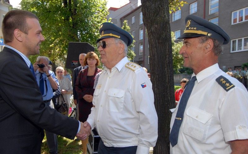Slavnostní fanfáry v provedení Kapely 35. pěšího pluku zahájily (16.7.2011) vzpomínkový akt ke 100. nedožitým narozeninám generála Antonína Lišky, hrdiny druhé světové války, účastníka letecké bitvy o Británii, ale také pedagoga, spisovatele a čestného občana Plzně.

Vzpomínkový akt se uskutečnil před domem v Mánesově ul. 49, kde generál Liška se svojí rodinou žil.

„Všichni jsme lidé, žijeme své životy, prožíváme své osudy. Narodíme se a nevíme, co všechno nás čeká, co nás potká. Nic není předem dané, záleží jen na nás, jak si se svým životem poradíme, jak si poradíme se všemi životními nástrahami a výzvami. Někdo obstojí, někdo ne. Mohou nastat chvíle, kdy se před nás postaví skutečně velká a hluboká výzva, taková, jaká se postavila před generála Antonína Lišku v době II. světové války. Oproti mnoha jiným lidem Antonín Liška věděl, co má dělat, věděl, kde je jeho místo. Věděl to celý život a obstál,“ řekl primátor Martin Baxa při vzpomínce na život Antonína Lišky.

Položením květin pod pamětní desku u