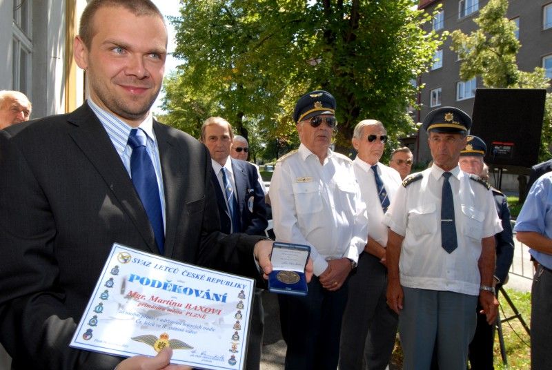 Slavnostní fanfáry v provedení Kapely 35. pěšího pluku zahájily (16.7.2011) vzpomínkový akt ke 100. nedožitým narozeninám generála Antonína Lišky, hrdiny druhé světové války, účastníka letecké bitvy o Británii, ale také pedagoga, spisovatele a čestného občana Plzně.

Vzpomínkový akt se uskutečnil před domem v Mánesově ul. 49, kde generál Liška se svojí rodinou žil.

„Všichni jsme lidé, žijeme své životy, prožíváme své osudy. Narodíme se a nevíme, co všechno nás čeká, co nás potká. Nic není předem dané, záleží jen na nás, jak si se svým životem poradíme, jak si poradíme se všemi životními nástrahami a výzvami. Někdo obstojí, někdo ne. Mohou nastat chvíle, kdy se před nás postaví skutečně velká a hluboká výzva, taková, jaká se postavila před generála Antonína Lišku v době II. světové války. Oproti mnoha jiným lidem Antonín Liška věděl, co má dělat, věděl, kde je jeho místo. Věděl to celý život a obstál,“ řekl primátor Martin Baxa při vzpomínce na život Antonína Lišky.

Položením květin pod pamětní desku u