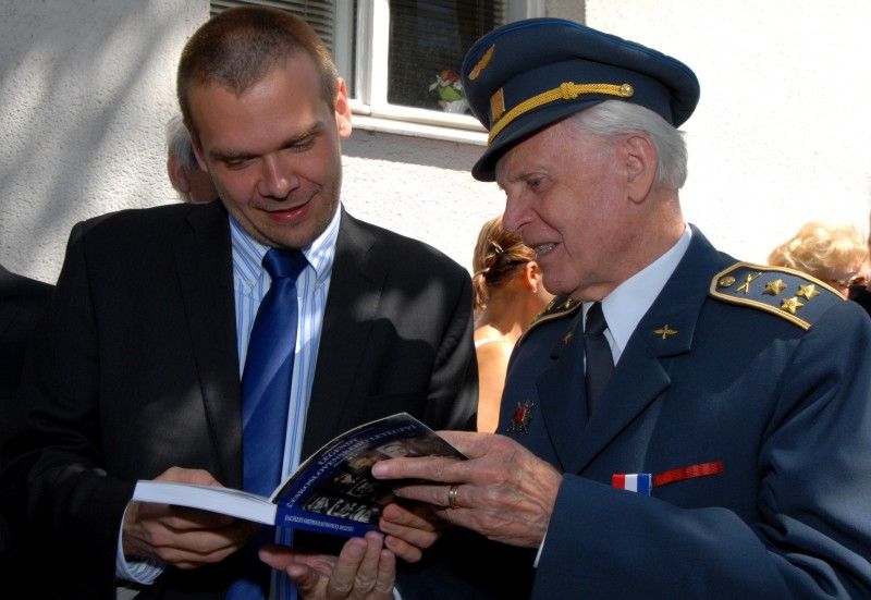 Slavnostní fanfáry v provedení Kapely 35. pěšího pluku zahájily (16.7.2011) vzpomínkový akt ke 100. nedožitým narozeninám generála Antonína Lišky, hrdiny druhé světové války, účastníka letecké bitvy o Británii, ale také pedagoga, spisovatele a čestného občana Plzně.

Vzpomínkový akt se uskutečnil před domem v Mánesově ul. 49, kde generál Liška se svojí rodinou žil.

„Všichni jsme lidé, žijeme své životy, prožíváme své osudy. Narodíme se a nevíme, co všechno nás čeká, co nás potká. Nic není předem dané, záleží jen na nás, jak si se svým životem poradíme, jak si poradíme se všemi životními nástrahami a výzvami. Někdo obstojí, někdo ne. Mohou nastat chvíle, kdy se před nás postaví skutečně velká a hluboká výzva, taková, jaká se postavila před generála Antonína Lišku v době II. světové války. Oproti mnoha jiným lidem Antonín Liška věděl, co má dělat, věděl, kde je jeho místo. Věděl to celý život a obstál,“ řekl primátor Martin Baxa při vzpomínce na život Antonína Lišky.

Položením květin pod pamětní desku u