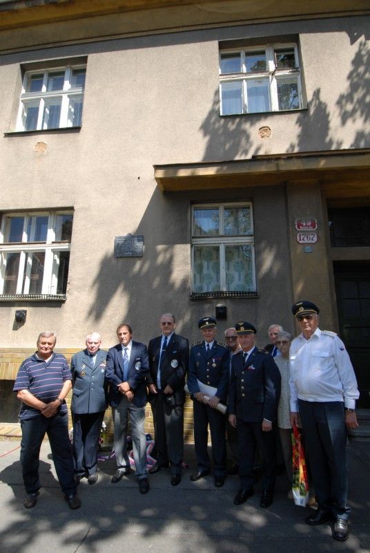 Slavnostní fanfáry v provedení Kapely 35. pěšího pluku zahájily (16.7.2011) vzpomínkový akt ke 100. nedožitým narozeninám generála Antonína Lišky, hrdiny druhé světové války, účastníka letecké bitvy o Británii, ale také pedagoga, spisovatele a čestného občana Plzně.

Vzpomínkový akt se uskutečnil před domem v Mánesově ul. 49, kde generál Liška se svojí rodinou žil.

„Všichni jsme lidé, žijeme své životy, prožíváme své osudy. Narodíme se a nevíme, co všechno nás čeká, co nás potká. Nic není předem dané, záleží jen na nás, jak si se svým životem poradíme, jak si poradíme se všemi životními nástrahami a výzvami. Někdo obstojí, někdo ne. Mohou nastat chvíle, kdy se před nás postaví skutečně velká a hluboká výzva, taková, jaká se postavila před generála Antonína Lišku v době II. světové války. Oproti mnoha jiným lidem Antonín Liška věděl, co má dělat, věděl, kde je jeho místo. Věděl to celý život a obstál,“ řekl primátor Martin Baxa při vzpomínce na život Antonína Lišky.

Položením květin pod pamětní desku u