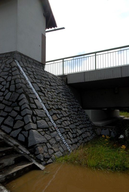 Na třetí stupeň povodňové aktivity vystoupala díky včerejšímu (20.7.2011) vydatnému dešti hladina Úslavy v Plzni - Koterově.

Voda z řeky se rozlila na pastviny a přilehlé pozemky, zasáhla také tři domy v ul. Na Břehu. Podle vedoucí odboru životního prostředí magistrátu Dagmar Svobodové se kulminace vody na Úslavě očekává mezi 12. a 15. hodinou. Se situací přímo na místě se seznámil primátor Martin Baxa a starosta městského obvodu Plzeň 2 – Slovany Lumír Achenbrenner (21.7.2011).