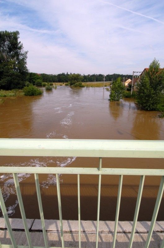Na třetí stupeň povodňové aktivity vystoupala díky včerejšímu (20.7.2011) vydatnému dešti hladina Úslavy v Plzni - Koterově.

Voda z řeky se rozlila na pastviny a přilehlé pozemky, zasáhla také tři domy v ul. Na Břehu. Podle vedoucí odboru životního prostředí magistrátu Dagmar Svobodové se kulminace vody na Úslavě očekává mezi 12. a 15. hodinou. Se situací přímo na místě se seznámil primátor Martin Baxa a starosta městského obvodu Plzeň 2 – Slovany Lumír Achenbrenner (21.7.2011).