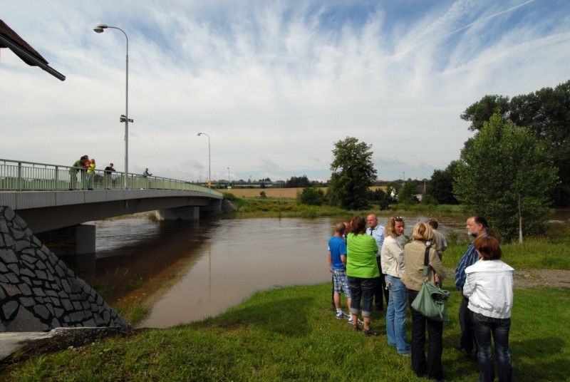 Na třetí stupeň povodňové aktivity vystoupala díky včerejšímu (20.7.2011) vydatnému dešti hladina Úslavy v Plzni - Koterově.

Voda z řeky se rozlila na pastviny a přilehlé pozemky, zasáhla také tři domy v ul. Na Břehu. Podle vedoucí odboru životního prostředí magistrátu Dagmar Svobodové se kulminace vody na Úslavě očekává mezi 12. a 15. hodinou. Se situací přímo na místě se seznámil primátor Martin Baxa a starosta městského obvodu Plzeň 2 – Slovany Lumír Achenbrenner (21.7.2011).