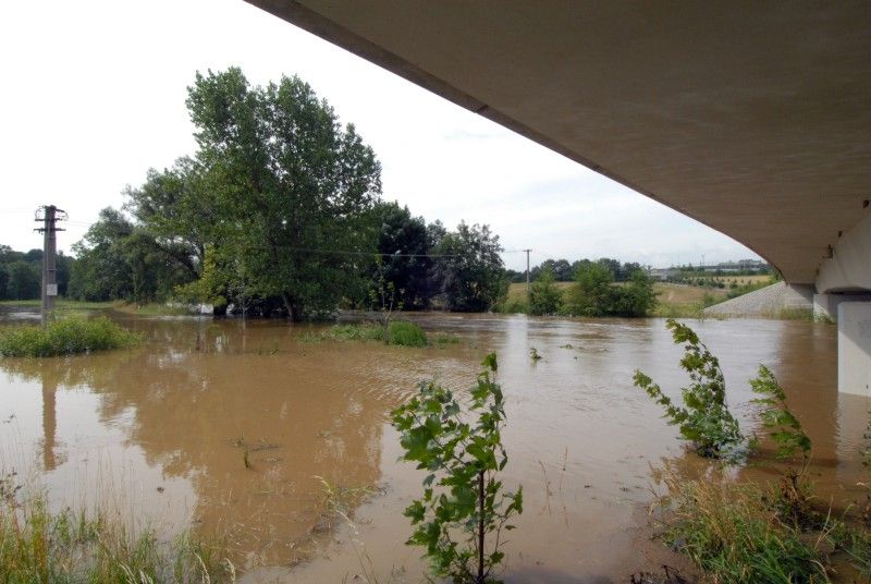 Na třetí stupeň povodňové aktivity vystoupala díky včerejšímu (20.7.2011) vydatnému dešti hladina Úslavy v Plzni - Koterově.

Voda z řeky se rozlila na pastviny a přilehlé pozemky, zasáhla také tři domy v ul. Na Břehu. Podle vedoucí odboru životního prostředí magistrátu Dagmar Svobodové se kulminace vody na Úslavě očekává mezi 12. a 15. hodinou. Se situací přímo na místě se seznámil primátor Martin Baxa a starosta městského obvodu Plzeň 2 – Slovany Lumír Achenbrenner (21.7.2011).