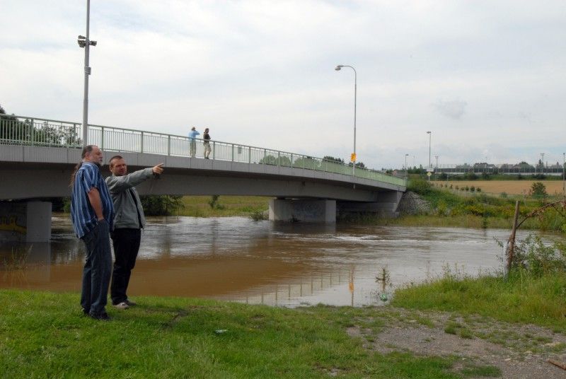 Na třetí stupeň povodňové aktivity vystoupala díky včerejšímu (20.7.2011) vydatnému dešti hladina Úslavy v Plzni - Koterově.

Voda z řeky se rozlila na pastviny a přilehlé pozemky, zasáhla také tři domy v ul. Na Břehu. Podle vedoucí odboru životního prostředí magistrátu Dagmar Svobodové se kulminace vody na Úslavě očekává mezi 12. a 15. hodinou. Se situací přímo na místě se seznámil primátor Martin Baxa a starosta městského obvodu Plzeň 2 – Slovany Lumír Achenbrenner (21.7.2011).