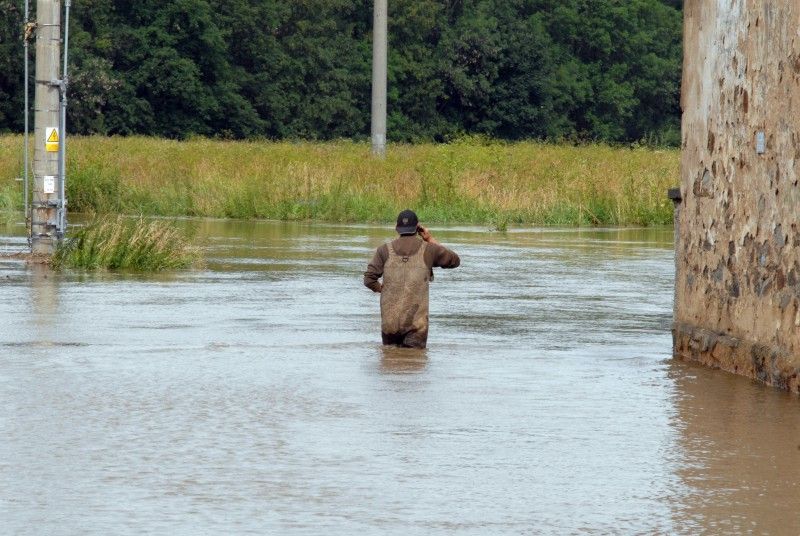 Na třetí stupeň povodňové aktivity vystoupala díky včerejšímu (20.7.2011) vydatnému dešti hladina Úslavy v Plzni - Koterově.

Voda z řeky se rozlila na pastviny a přilehlé pozemky, zasáhla také tři domy v ul. Na Břehu. Podle vedoucí odboru životního prostředí magistrátu Dagmar Svobodové se kulminace vody na Úslavě očekává mezi 12. a 15. hodinou. Se situací přímo na místě se seznámil primátor Martin Baxa a starosta městského obvodu Plzeň 2 – Slovany Lumír Achenbrenner (21.7.2011).