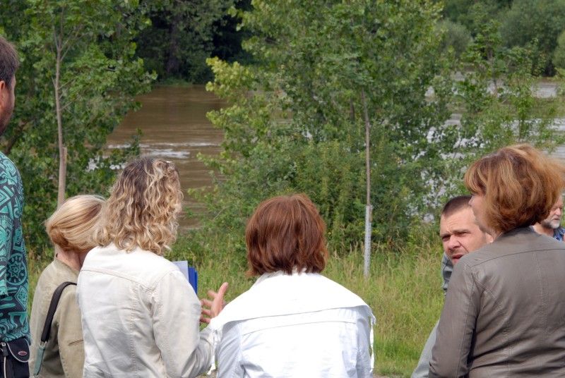 Na třetí stupeň povodňové aktivity vystoupala díky včerejšímu (20.7.2011) vydatnému dešti hladina Úslavy v Plzni - Koterově.

Voda z řeky se rozlila na pastviny a přilehlé pozemky, zasáhla také tři domy v ul. Na Břehu. Podle vedoucí odboru životního prostředí magistrátu Dagmar Svobodové se kulminace vody na Úslavě očekává mezi 12. a 15. hodinou. Se situací přímo na místě se seznámil primátor Martin Baxa a starosta městského obvodu Plzeň 2 – Slovany Lumír Achenbrenner (21.7.2011).