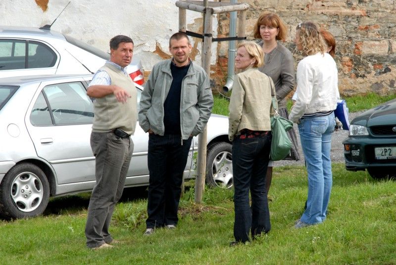 Na třetí stupeň povodňové aktivity vystoupala díky včerejšímu (20.7.2011) vydatnému dešti hladina Úslavy v Plzni - Koterově.

Voda z řeky se rozlila na pastviny a přilehlé pozemky, zasáhla také tři domy v ul. Na Břehu. Podle vedoucí odboru životního prostředí magistrátu Dagmar Svobodové se kulminace vody na Úslavě očekává mezi 12. a 15. hodinou. Se situací přímo na místě se seznámil primátor Martin Baxa a starosta městského obvodu Plzeň 2 – Slovany Lumír Achenbrenner (21.7.2011).