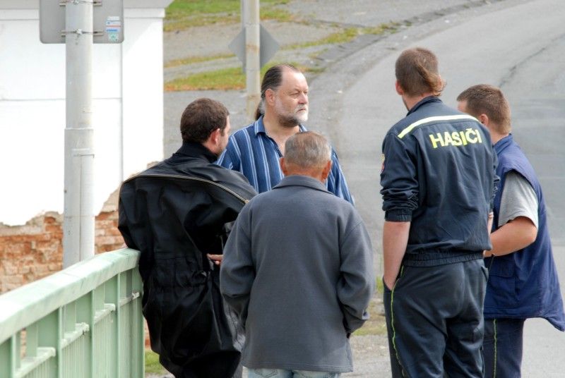 Na třetí stupeň povodňové aktivity vystoupala díky včerejšímu (20.7.2011) vydatnému dešti hladina Úslavy v Plzni - Koterově.

Voda z řeky se rozlila na pastviny a přilehlé pozemky, zasáhla také tři domy v ul. Na Břehu. Podle vedoucí odboru životního prostředí magistrátu Dagmar Svobodové se kulminace vody na Úslavě očekává mezi 12. a 15. hodinou. Se situací přímo na místě se seznámil primátor Martin Baxa a starosta městského obvodu Plzeň 2 – Slovany Lumír Achenbrenner (21.7.2011).