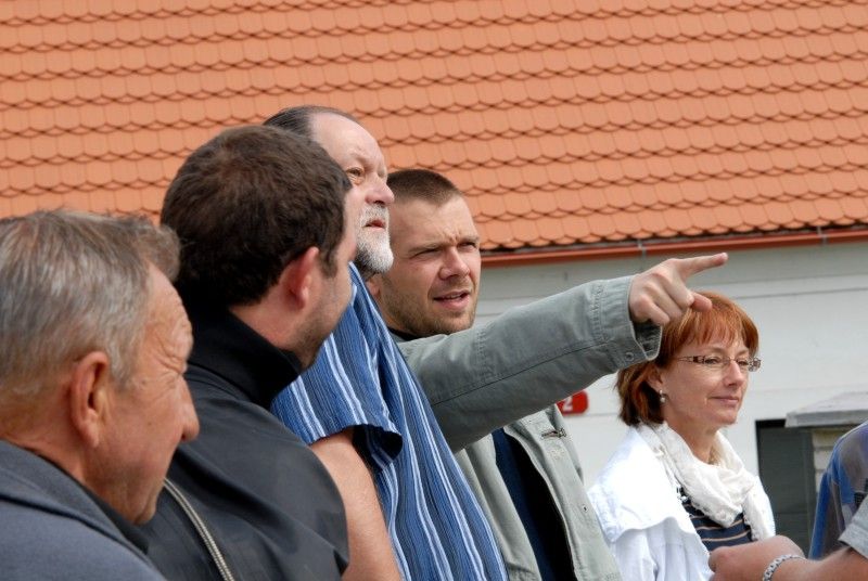 Na třetí stupeň povodňové aktivity vystoupala díky včerejšímu (20.7.2011) vydatnému dešti hladina Úslavy v Plzni - Koterově.

Voda z řeky se rozlila na pastviny a přilehlé pozemky, zasáhla také tři domy v ul. Na Břehu. Podle vedoucí odboru životního prostředí magistrátu Dagmar Svobodové se kulminace vody na Úslavě očekává mezi 12. a 15. hodinou. Se situací přímo na místě se seznámil primátor Martin Baxa a starosta městského obvodu Plzeň 2 – Slovany Lumír Achenbrenner (21.7.2011).