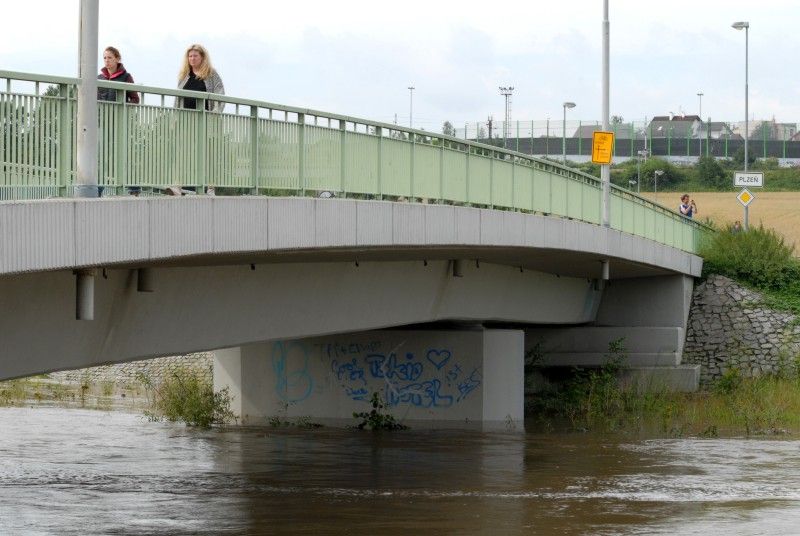 Na třetí stupeň povodňové aktivity vystoupala díky včerejšímu (20.7.2011) vydatnému dešti hladina Úslavy v Plzni - Koterově.

Voda z řeky se rozlila na pastviny a přilehlé pozemky, zasáhla také tři domy v ul. Na Břehu. Podle vedoucí odboru životního prostředí magistrátu Dagmar Svobodové se kulminace vody na Úslavě očekává mezi 12. a 15. hodinou. Se situací přímo na místě se seznámil primátor Martin Baxa a starosta městského obvodu Plzeň 2 – Slovany Lumír Achenbrenner (21.7.2011).