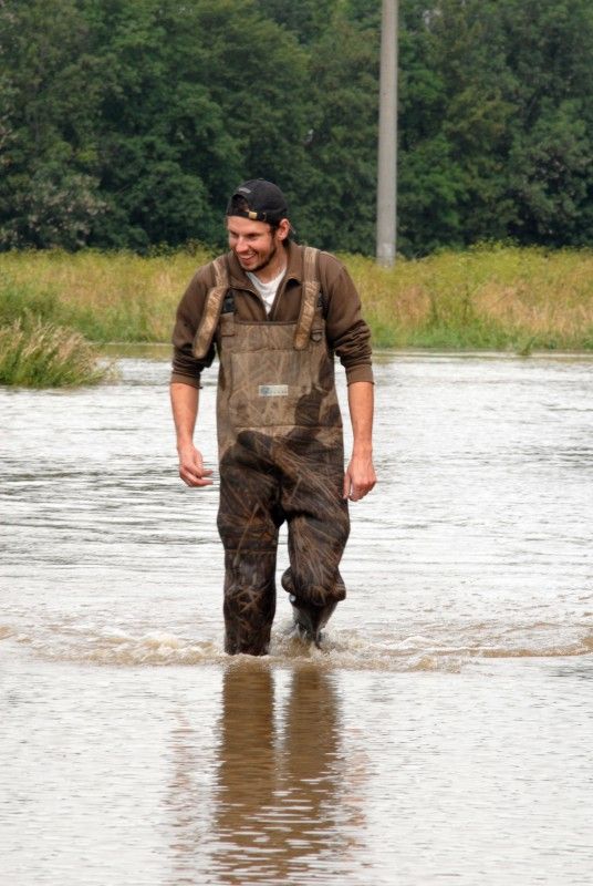 Na třetí stupeň povodňové aktivity vystoupala díky včerejšímu (20.7.2011) vydatnému dešti hladina Úslavy v Plzni - Koterově.

Voda z řeky se rozlila na pastviny a přilehlé pozemky, zasáhla také tři domy v ul. Na Břehu. Podle vedoucí odboru životního prostředí magistrátu Dagmar Svobodové se kulminace vody na Úslavě očekává mezi 12. a 15. hodinou. Se situací přímo na místě se seznámil primátor Martin Baxa a starosta městského obvodu Plzeň 2 – Slovany Lumír Achenbrenner (21.7.2011).