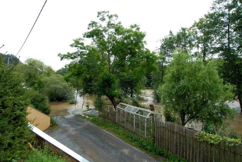 Na třetí stupeň povodňové aktivity vystoupala díky včerejšímu (20.7.2011) vydatnému dešti hladina Úslavy v Plzni - Koterově.

Voda z řeky se rozlila na pastviny a přilehlé pozemky, zasáhla také tři domy v ul. Na Břehu. Podle vedoucí odboru životního prostředí magistrátu Dagmar Svobodové se kulminace vody na Úslavě očekává mezi 12. a 15. hodinou. Se situací přímo na místě se seznámil primátor Martin Baxa a starosta městského obvodu Plzeň 2 – Slovany Lumír Achenbrenner (21.7.2011).