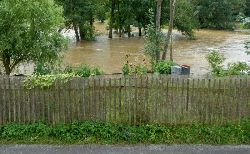 Na třetí stupeň povodňové aktivity vystoupala díky včerejšímu (20.7.2011) vydatnému dešti hladina Úslavy v Plzni - Koterově.

Voda z řeky se rozlila na pastviny a přilehlé pozemky, zasáhla také tři domy v ul. Na Břehu. Podle vedoucí odboru životního prostředí magistrátu Dagmar Svobodové se kulminace vody na Úslavě očekává mezi 12. a 15. hodinou. Se situací přímo na místě se seznámil primátor Martin Baxa a starosta městského obvodu Plzeň 2 – Slovany Lumír Achenbrenner (21.7.2011).