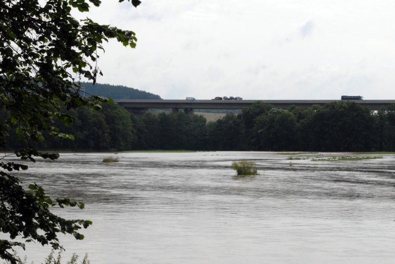 Na třetí stupeň povodňové aktivity vystoupala díky včerejšímu (20.7.2011) vydatnému dešti hladina Úslavy v Plzni - Koterově.

Voda z řeky se rozlila na pastviny a přilehlé pozemky, zasáhla také tři domy v ul. Na Břehu. Podle vedoucí odboru životního prostředí magistrátu Dagmar Svobodové se kulminace vody na Úslavě očekává mezi 12. a 15. hodinou. Se situací přímo na místě se seznámil primátor Martin Baxa a starosta městského obvodu Plzeň 2 – Slovany Lumír Achenbrenner (21.7.2011).