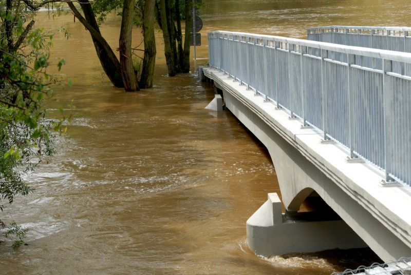 Na třetí stupeň povodňové aktivity vystoupala díky včerejšímu (20.7.2011) vydatnému dešti hladina Úslavy v Plzni - Koterově.

Voda z řeky se rozlila na pastviny a přilehlé pozemky, zasáhla také tři domy v ul. Na Břehu. Podle vedoucí odboru životního prostředí magistrátu Dagmar Svobodové se kulminace vody na Úslavě očekává mezi 12. a 15. hodinou. Se situací přímo na místě se seznámil primátor Martin Baxa a starosta městského obvodu Plzeň 2 – Slovany Lumír Achenbrenner (21.7.2011).