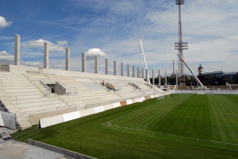 Práce na rekonstrukci stadionu ve Štruncových sadech pokračují podle plánu. Tribuny za brankami jsou téměř před dokončením. Každá z nich bude mít třináct řad, řemeslníci je nyní osazují zábradlím. Hotový je už nový vstup pro hráče na hrací plochu uprostřed hlavní tribuny.

Odvetu třetího předkola Ligy mistrů, která se bude hrát ve středu 3. srpna na stadionu ve Štruncových sadech, budou fanoušci sledovat stejně jako při zápase s Pjunikem Jerevan jen z hlavní tribuny, jejíž kapacita je 5 400 míst.