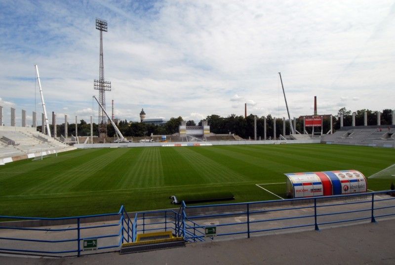 Práce na rekonstrukci stadionu ve Štruncových sadech pokračují podle plánu. Tribuny za brankami jsou téměř před dokončením. Každá z nich bude mít třináct řad, řemeslníci je nyní osazují zábradlím. Hotový je už nový vstup pro hráče na hrací plochu uprostřed hlavní tribuny.

Odvetu třetího předkola Ligy mistrů, která se bude hrát ve středu 3. srpna na stadionu ve Štruncových sadech, budou fanoušci sledovat stejně jako při zápase s Pjunikem Jerevan jen z hlavní tribuny, jejíž kapacita je 5 400 míst.