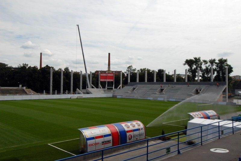 Práce na rekonstrukci stadionu ve Štruncových sadech pokračují podle plánu. Tribuny za brankami jsou téměř před dokončením. Každá z nich bude mít třináct řad, řemeslníci je nyní osazují zábradlím. Hotový je už nový vstup pro hráče na hrací plochu uprostřed hlavní tribuny.

Odvetu třetího předkola Ligy mistrů, která se bude hrát ve středu 3. srpna na stadionu ve Štruncových sadech, budou fanoušci sledovat stejně jako při zápase s Pjunikem Jerevan jen z hlavní tribuny, jejíž kapacita je 5 400 míst.