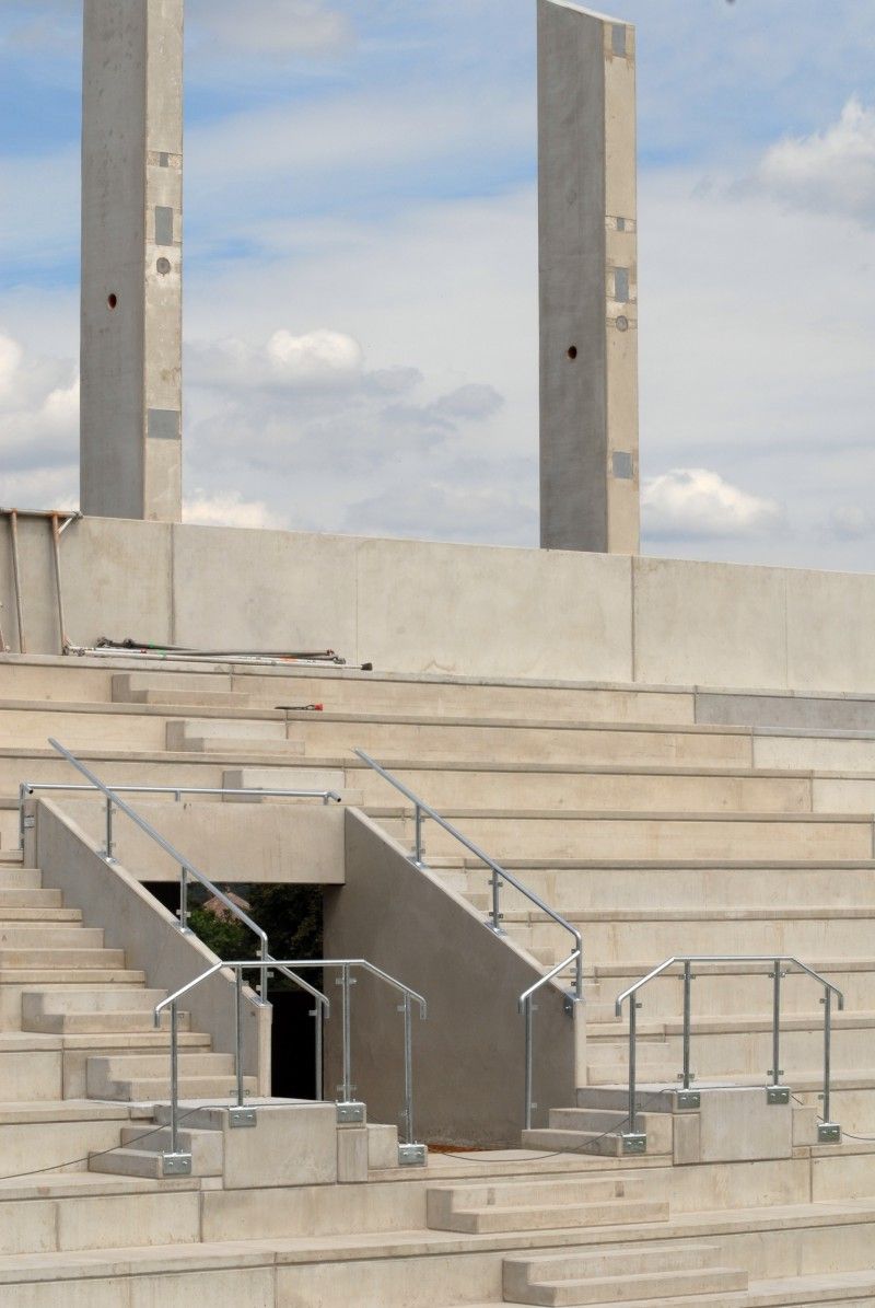 Práce na rekonstrukci stadionu ve Štruncových sadech pokračují podle plánu. Tribuny za brankami jsou téměř před dokončením. Každá z nich bude mít třináct řad, řemeslníci je nyní osazují zábradlím. Hotový je už nový vstup pro hráče na hrací plochu uprostřed hlavní tribuny.

Odvetu třetího předkola Ligy mistrů, která se bude hrát ve středu 3. srpna na stadionu ve Štruncových sadech, budou fanoušci sledovat stejně jako při zápase s Pjunikem Jerevan jen z hlavní tribuny, jejíž kapacita je 5 400 míst.