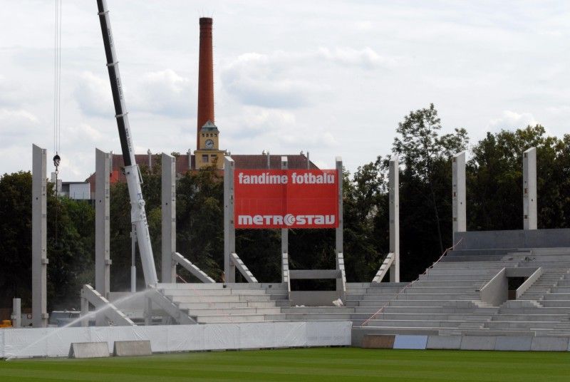 Práce na rekonstrukci stadionu ve Štruncových sadech pokračují podle plánu. Tribuny za brankami jsou téměř před dokončením. Každá z nich bude mít třináct řad, řemeslníci je nyní osazují zábradlím. Hotový je už nový vstup pro hráče na hrací plochu uprostřed hlavní tribuny.

Odvetu třetího předkola Ligy mistrů, která se bude hrát ve středu 3. srpna na stadionu ve Štruncových sadech, budou fanoušci sledovat stejně jako při zápase s Pjunikem Jerevan jen z hlavní tribuny, jejíž kapacita je 5 400 míst.