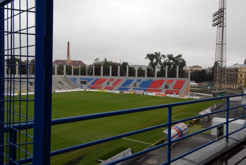Stavba nových tribun na stadionu ve Štruncových sadech pokročila. Dokončeny byly betonové základy tribuny ležící naproti hlavní tribuně. Sedačky za brankou na jižní straně byly namontovány a dělníci začínají s montáží sedaček na protilehlé straně.