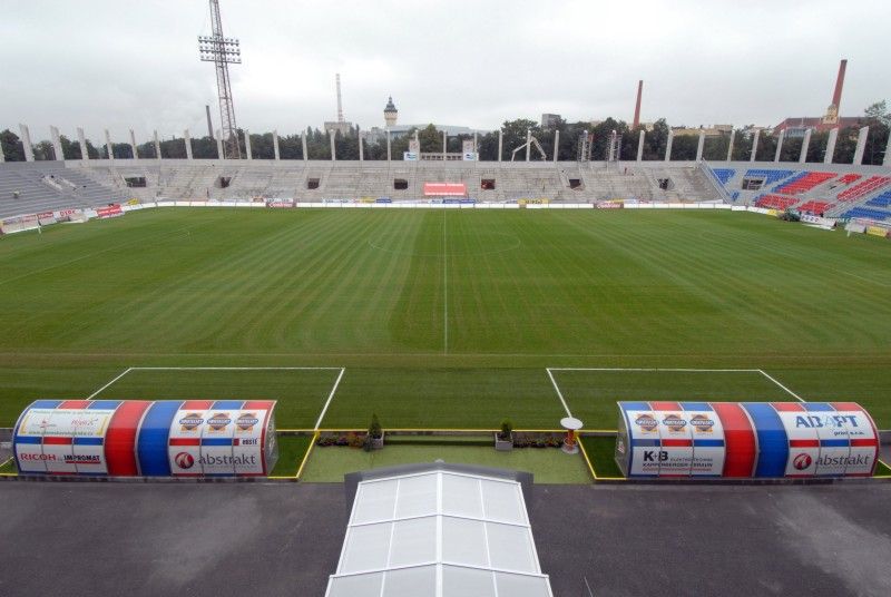 Stavba nových tribun na stadionu ve Štruncových sadech pokročila. Dokončeny byly betonové základy tribuny ležící naproti hlavní tribuně. Sedačky za brankou na jižní straně byly namontovány a dělníci začínají s montáží sedaček na protilehlé straně.