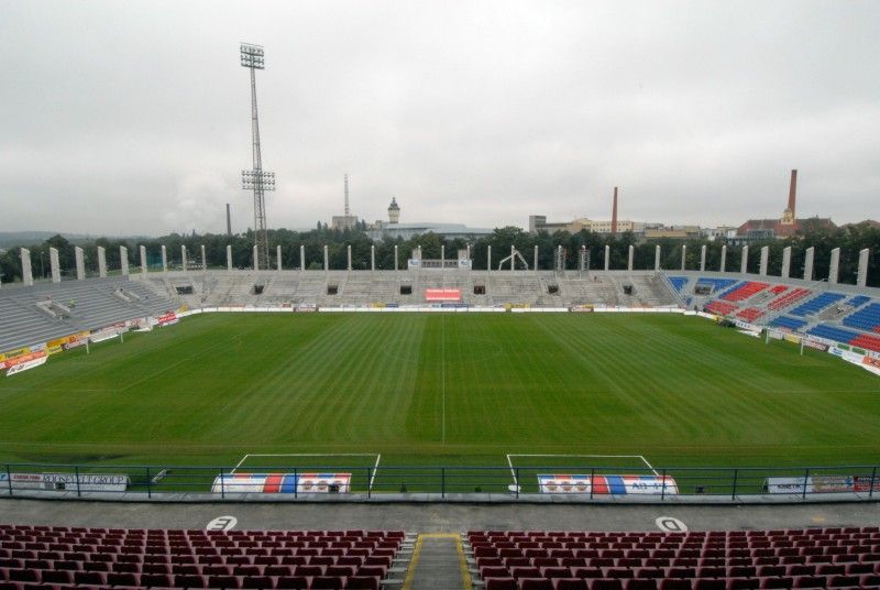 Stavba nových tribun na stadionu ve Štruncových sadech pokročila. Dokončeny byly betonové základy tribuny ležící naproti hlavní tribuně. Sedačky za brankou na jižní straně byly namontovány a dělníci začínají s montáží sedaček na protilehlé straně.