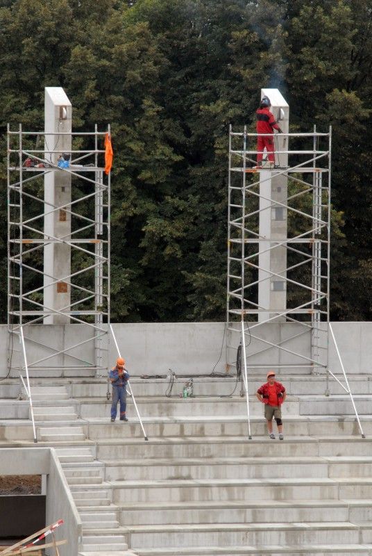 Stavba nových tribun na stadionu ve Štruncových sadech pokročila. Dokončeny byly betonové základy tribuny ležící naproti hlavní tribuně. Sedačky za brankou na jižní straně byly namontovány a dělníci začínají s montáží sedaček na protilehlé straně.