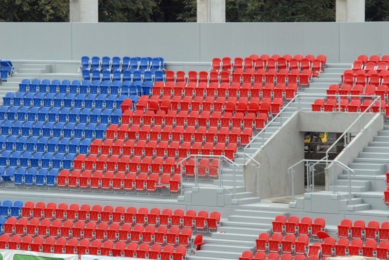 Stavba nových tribun na stadionu ve Štruncových sadech pokročila. Dokončeny byly betonové základy tribuny ležící naproti hlavní tribuně. Sedačky za brankou na jižní straně byly namontovány a dělníci začínají s montáží sedaček na protilehlé straně.