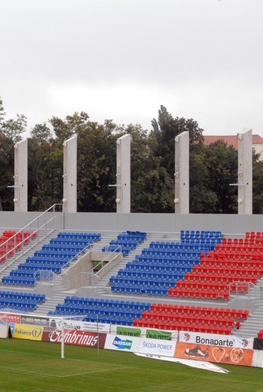 Stavba nových tribun na stadionu ve Štruncových sadech pokročila. Dokončeny byly betonové základy tribuny ležící naproti hlavní tribuně. Sedačky za brankou na jižní straně byly namontovány a dělníci začínají s montáží sedaček na protilehlé straně.