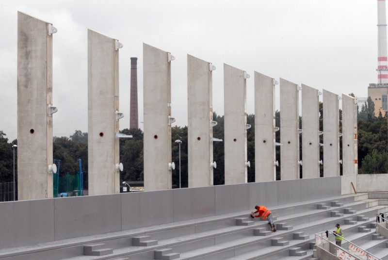 Stavba nových tribun na stadionu ve Štruncových sadech pokročila. Dokončeny byly betonové základy tribuny ležící naproti hlavní tribuně. Sedačky za brankou na jižní straně byly namontovány a dělníci začínají s montáží sedaček na protilehlé straně.