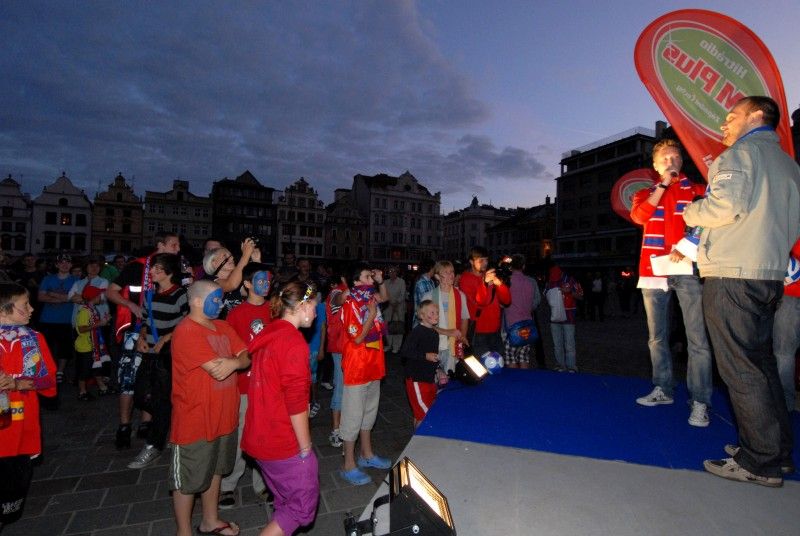 Včerejší (16.8.2011) vítězné utkání plzeňské Viktorky s FC Kodaň sledovaly na velkoplošné obrazovce na náměstí Republiky stovky fanoušků. Před začátkem přenosu je ve společnosti moderátorů  přivítal primátor Martin Baxa.

V úvodním duelu závěrečného play-off vyhrála v Kodani FC Viktoria 3:1. Před domácí odvetou má velmi slibnou pozici pro postup do základní skupiny Ligy mistrů.

„Tým Viktorky dělá radost nejen svým fanouškům, ale celému městu. Výborně nás svými výkony reprezentuje. Za to mu patří velké poděkování. V Plzni se tedy vaří nejen prvotřídní pivo, ale hraje se tu i prvotřídní fotbal,“ uvedl po utkání primátor Baxa.