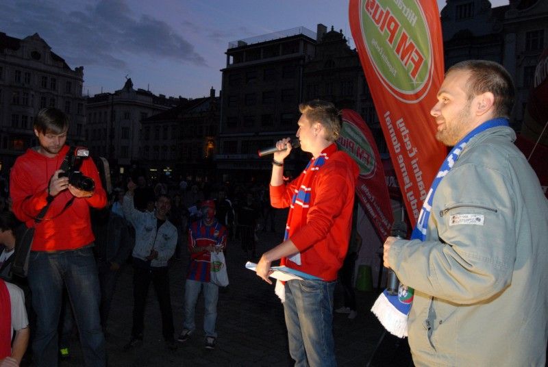 Včerejší (16.8.2011) vítězné utkání plzeňské Viktorky s FC Kodaň sledovaly na velkoplošné obrazovce na náměstí Republiky stovky fanoušků. Před začátkem přenosu je ve společnosti moderátorů  přivítal primátor Martin Baxa.

V úvodním duelu závěrečného play-off vyhrála v Kodani FC Viktoria 3:1. Před domácí odvetou má velmi slibnou pozici pro postup do základní skupiny Ligy mistrů.

„Tým Viktorky dělá radost nejen svým fanouškům, ale celému městu. Výborně nás svými výkony reprezentuje. Za to mu patří velké poděkování. V Plzni se tedy vaří nejen prvotřídní pivo, ale hraje se tu i prvotřídní fotbal,“ uvedl po utkání primátor Baxa.