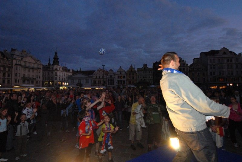 Včerejší (16.8.2011) vítězné utkání plzeňské Viktorky s FC Kodaň sledovaly na velkoplošné obrazovce na náměstí Republiky stovky fanoušků. Před začátkem přenosu je ve společnosti moderátorů  přivítal primátor Martin Baxa.

V úvodním duelu závěrečného play-off vyhrála v Kodani FC Viktoria 3:1. Před domácí odvetou má velmi slibnou pozici pro postup do základní skupiny Ligy mistrů.

„Tým Viktorky dělá radost nejen svým fanouškům, ale celému městu. Výborně nás svými výkony reprezentuje. Za to mu patří velké poděkování. V Plzni se tedy vaří nejen prvotřídní pivo, ale hraje se tu i prvotřídní fotbal,“ uvedl po utkání primátor Baxa.