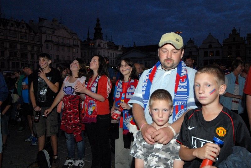 Včerejší (16.8.2011) vítězné utkání plzeňské Viktorky s FC Kodaň sledovaly na velkoplošné obrazovce na náměstí Republiky stovky fanoušků. Před začátkem přenosu je ve společnosti moderátorů  přivítal primátor Martin Baxa.

V úvodním duelu závěrečného play-off vyhrála v Kodani FC Viktoria 3:1. Před domácí odvetou má velmi slibnou pozici pro postup do základní skupiny Ligy mistrů.

„Tým Viktorky dělá radost nejen svým fanouškům, ale celému městu. Výborně nás svými výkony reprezentuje. Za to mu patří velké poděkování. V Plzni se tedy vaří nejen prvotřídní pivo, ale hraje se tu i prvotřídní fotbal,“ uvedl po utkání primátor Baxa.