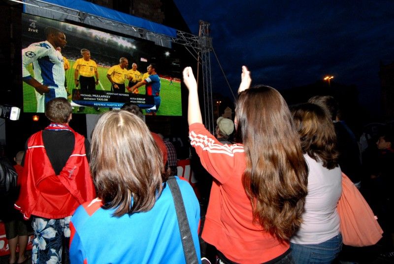 Včerejší (16.8.2011) vítězné utkání plzeňské Viktorky s FC Kodaň sledovaly na velkoplošné obrazovce na náměstí Republiky stovky fanoušků. Před začátkem přenosu je ve společnosti moderátorů  přivítal primátor Martin Baxa.

V úvodním duelu závěrečného play-off vyhrála v Kodani FC Viktoria 3:1. Před domácí odvetou má velmi slibnou pozici pro postup do základní skupiny Ligy mistrů.

„Tým Viktorky dělá radost nejen svým fanouškům, ale celému městu. Výborně nás svými výkony reprezentuje. Za to mu patří velké poděkování. V Plzni se tedy vaří nejen prvotřídní pivo, ale hraje se tu i prvotřídní fotbal,“ uvedl po utkání primátor Baxa.