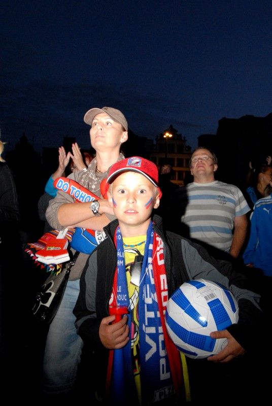 Včerejší (16.8.2011) vítězné utkání plzeňské Viktorky s FC Kodaň sledovaly na velkoplošné obrazovce na náměstí Republiky stovky fanoušků. Před začátkem přenosu je ve společnosti moderátorů  přivítal primátor Martin Baxa.

V úvodním duelu závěrečného play-off vyhrála v Kodani FC Viktoria 3:1. Před domácí odvetou má velmi slibnou pozici pro postup do základní skupiny Ligy mistrů.

„Tým Viktorky dělá radost nejen svým fanouškům, ale celému městu. Výborně nás svými výkony reprezentuje. Za to mu patří velké poděkování. V Plzni se tedy vaří nejen prvotřídní pivo, ale hraje se tu i prvotřídní fotbal,“ uvedl po utkání primátor Baxa.