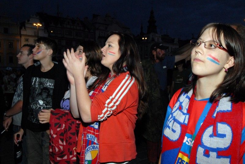 Včerejší (16.8.2011) vítězné utkání plzeňské Viktorky s FC Kodaň sledovaly na velkoplošné obrazovce na náměstí Republiky stovky fanoušků. Před začátkem přenosu je ve společnosti moderátorů  přivítal primátor Martin Baxa.

V úvodním duelu závěrečného play-off vyhrála v Kodani FC Viktoria 3:1. Před domácí odvetou má velmi slibnou pozici pro postup do základní skupiny Ligy mistrů.

„Tým Viktorky dělá radost nejen svým fanouškům, ale celému městu. Výborně nás svými výkony reprezentuje. Za to mu patří velké poděkování. V Plzni se tedy vaří nejen prvotřídní pivo, ale hraje se tu i prvotřídní fotbal,“ uvedl po utkání primátor Baxa.
