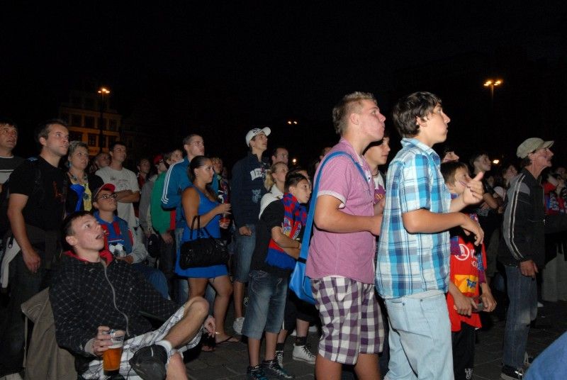 Včerejší (16.8.2011) vítězné utkání plzeňské Viktorky s FC Kodaň sledovaly na velkoplošné obrazovce na náměstí Republiky stovky fanoušků. Před začátkem přenosu je ve společnosti moderátorů  přivítal primátor Martin Baxa.

V úvodním duelu závěrečného play-off vyhrála v Kodani FC Viktoria 3:1. Před domácí odvetou má velmi slibnou pozici pro postup do základní skupiny Ligy mistrů.

„Tým Viktorky dělá radost nejen svým fanouškům, ale celému městu. Výborně nás svými výkony reprezentuje. Za to mu patří velké poděkování. V Plzni se tedy vaří nejen prvotřídní pivo, ale hraje se tu i prvotřídní fotbal,“ uvedl po utkání primátor Baxa.