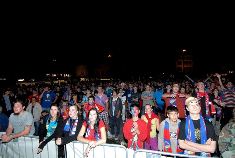 Včerejší (16.8.2011) vítězné utkání plzeňské Viktorky s FC Kodaň sledovaly na velkoplošné obrazovce na náměstí Republiky stovky fanoušků. Před začátkem přenosu je ve společnosti moderátorů  přivítal primátor Martin Baxa.

V úvodním duelu závěrečného play-off vyhrála v Kodani FC Viktoria 3:1. Před domácí odvetou má velmi slibnou pozici pro postup do základní skupiny Ligy mistrů.

„Tým Viktorky dělá radost nejen svým fanouškům, ale celému městu. Výborně nás svými výkony reprezentuje. Za to mu patří velké poděkování. V Plzni se tedy vaří nejen prvotřídní pivo, ale hraje se tu i prvotřídní fotbal,“ uvedl po utkání primátor Baxa.