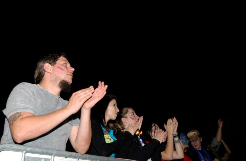 Včerejší (16.8.2011) vítězné utkání plzeňské Viktorky s FC Kodaň sledovaly na velkoplošné obrazovce na náměstí Republiky stovky fanoušků. Před začátkem přenosu je ve společnosti moderátorů  přivítal primátor Martin Baxa.

V úvodním duelu závěrečného play-off vyhrála v Kodani FC Viktoria 3:1. Před domácí odvetou má velmi slibnou pozici pro postup do základní skupiny Ligy mistrů.

„Tým Viktorky dělá radost nejen svým fanouškům, ale celému městu. Výborně nás svými výkony reprezentuje. Za to mu patří velké poděkování. V Plzni se tedy vaří nejen prvotřídní pivo, ale hraje se tu i prvotřídní fotbal,“ uvedl po utkání primátor Baxa.