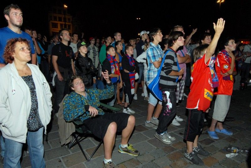 Včerejší (16.8.2011) vítězné utkání plzeňské Viktorky s FC Kodaň sledovaly na velkoplošné obrazovce na náměstí Republiky stovky fanoušků. Před začátkem přenosu je ve společnosti moderátorů  přivítal primátor Martin Baxa.

V úvodním duelu závěrečného play-off vyhrála v Kodani FC Viktoria 3:1. Před domácí odvetou má velmi slibnou pozici pro postup do základní skupiny Ligy mistrů.

„Tým Viktorky dělá radost nejen svým fanouškům, ale celému městu. Výborně nás svými výkony reprezentuje. Za to mu patří velké poděkování. V Plzni se tedy vaří nejen prvotřídní pivo, ale hraje se tu i prvotřídní fotbal,“ uvedl po utkání primátor Baxa.